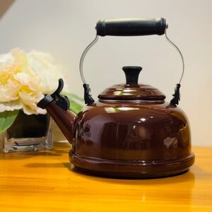 Le Creuset Enamel On Steel Whistling Tea Kettle with Brown Metal Finishes, 1.7 q